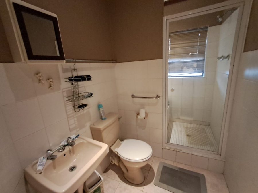 5 Bedroom Property for Sale in Langenhovenpark Free State